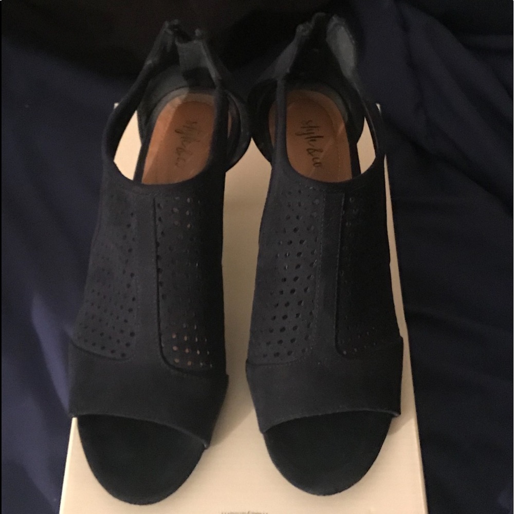 Heel shoes